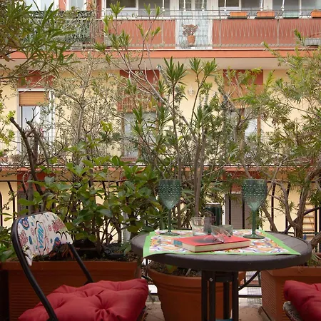 Private Room, Kitchen Corner And Balcony ホームステイ